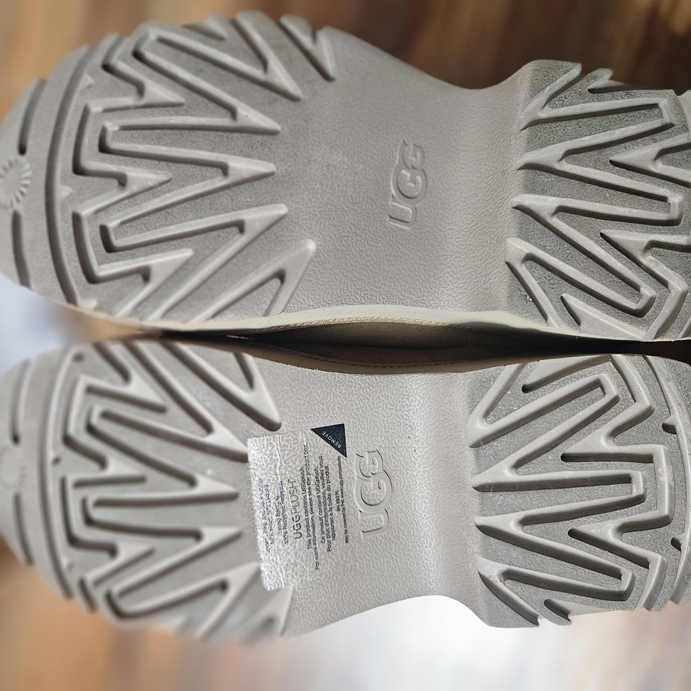 UGG Clogs - Picture 3 of 4